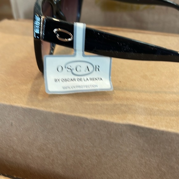 OSCAR de la RENTA
Butterfly Square Sunglasses - Picture 8 of 9